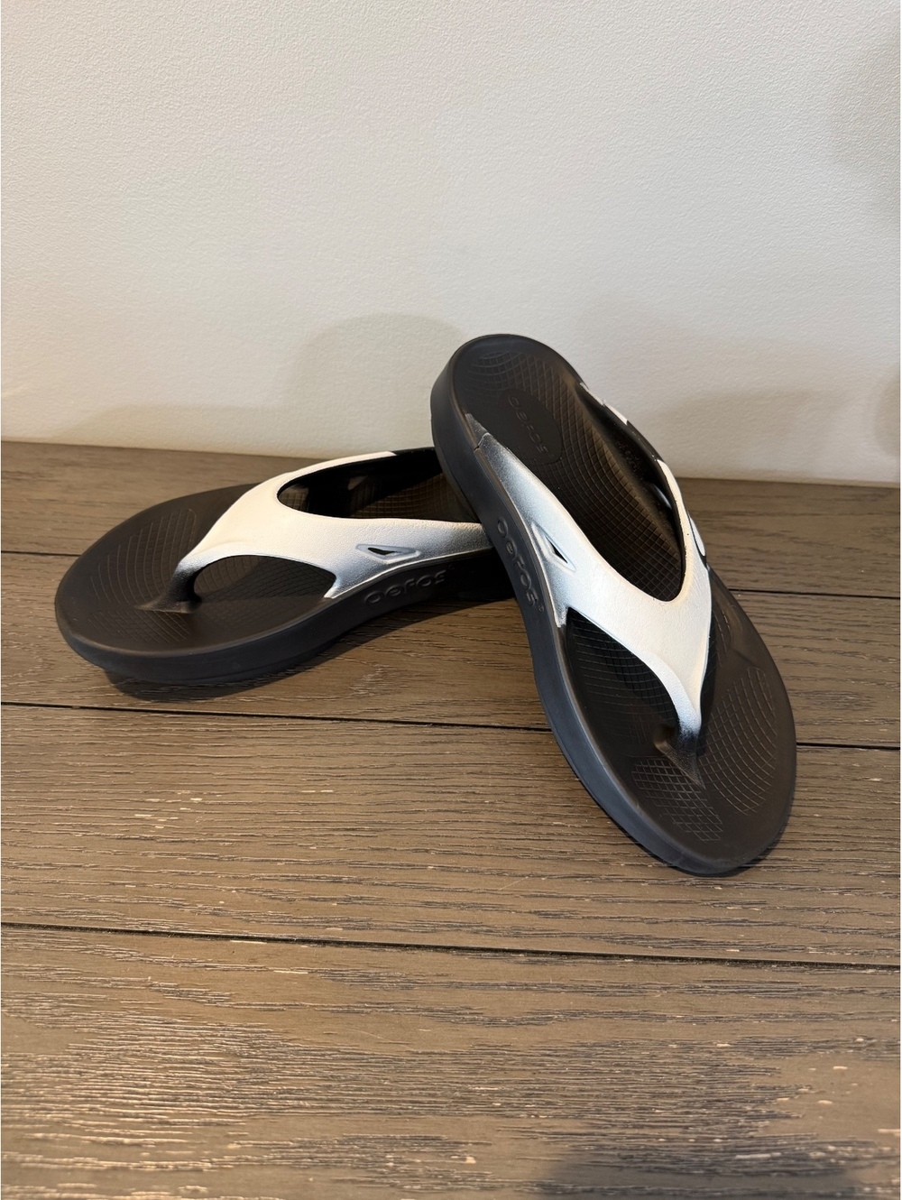 Oofos Black White Flip Flops Women’s Size 9